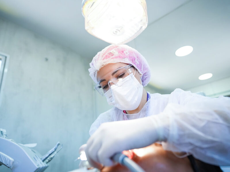 Pesquisa indica que pacientes com alinhadores transparentes têm melhor saúde bucal, em comparação com quem usa braquetes