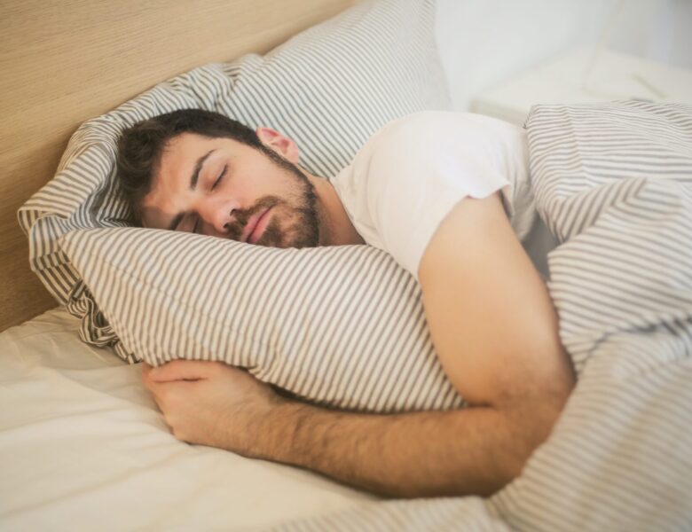 Como melhorar o sono à noite? Confira 8 dicas