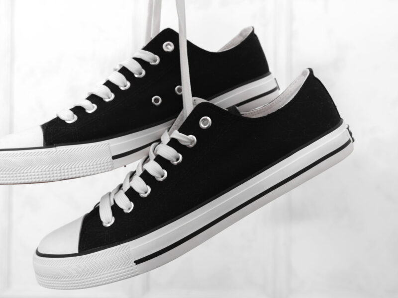 Qual tênis é mais resistente: Vans ou Converse?